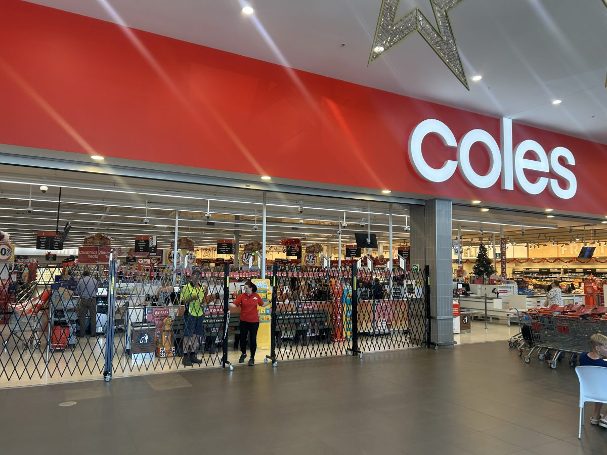 Coles Uses Expandable Crowd Control Barriers